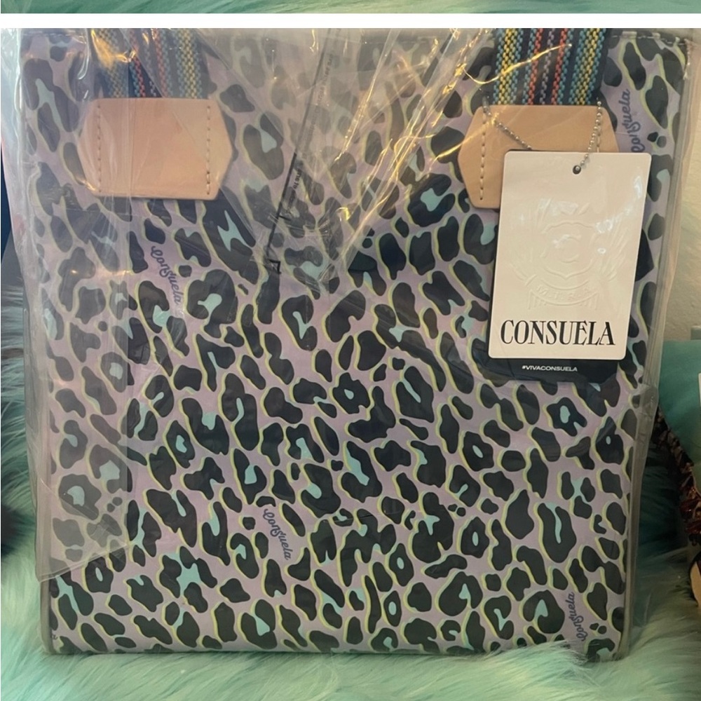 DEE DEE CLASSIC TOTE
DETAILS
$150 today firm price no lower brand new tote